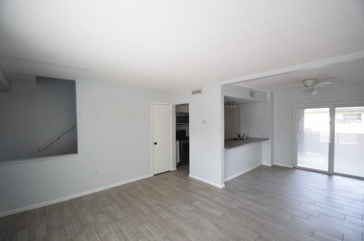 Image 14 of 25 For 939 Castle Way