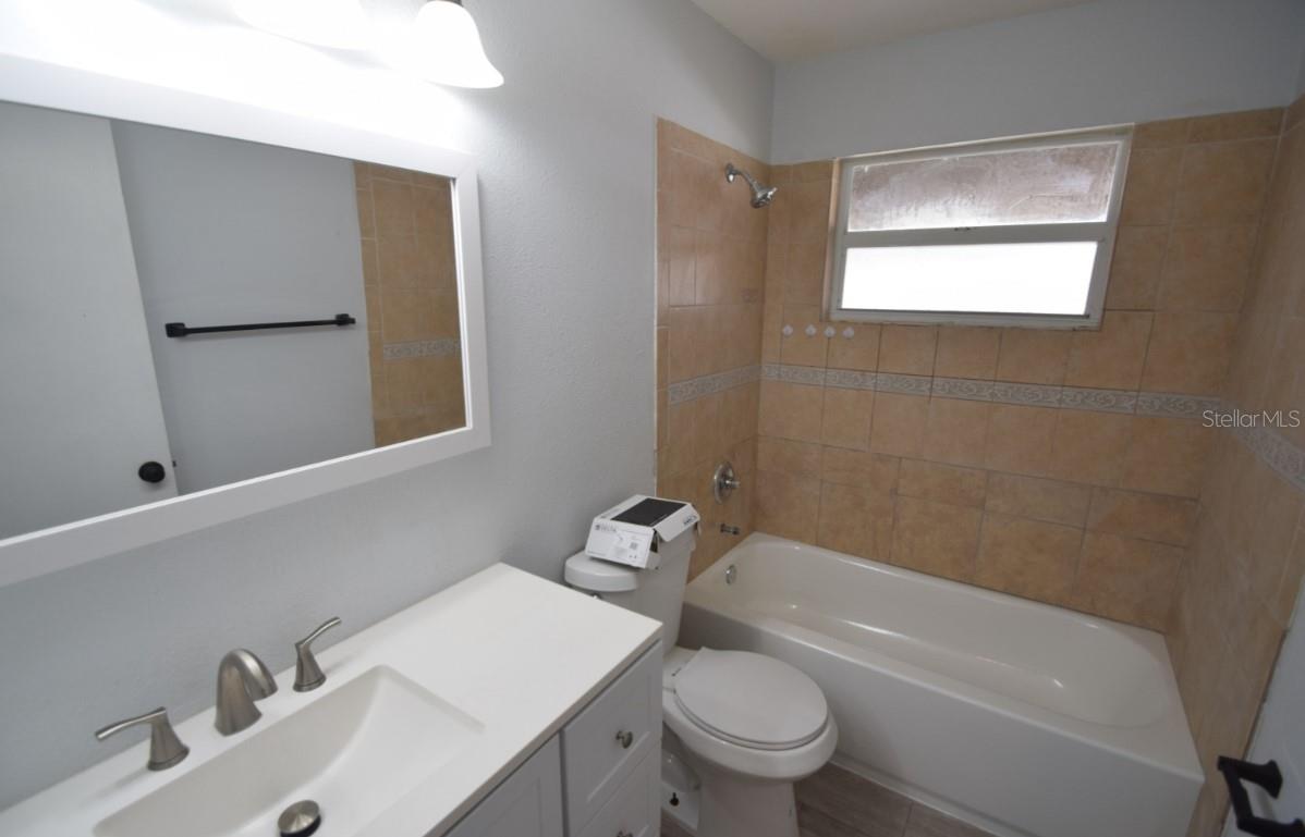 Image 17 of 25 For 939 Castle Way