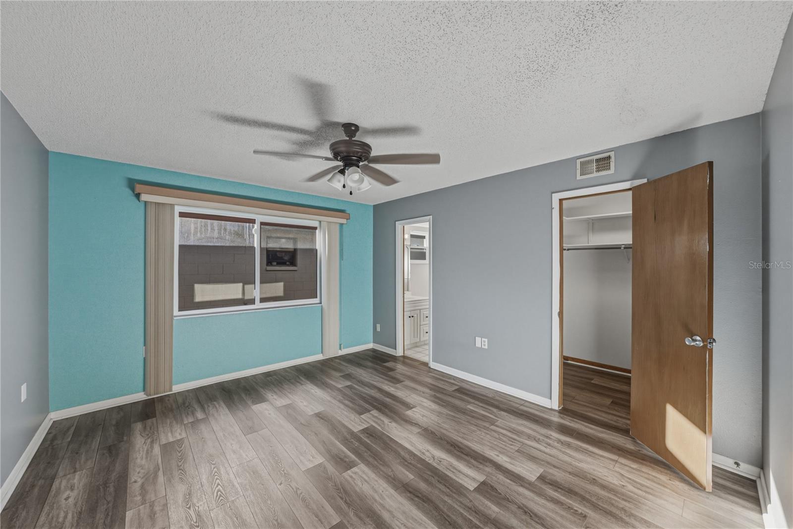 Image 13 of 33 For 466 Lake Carolyn Circle