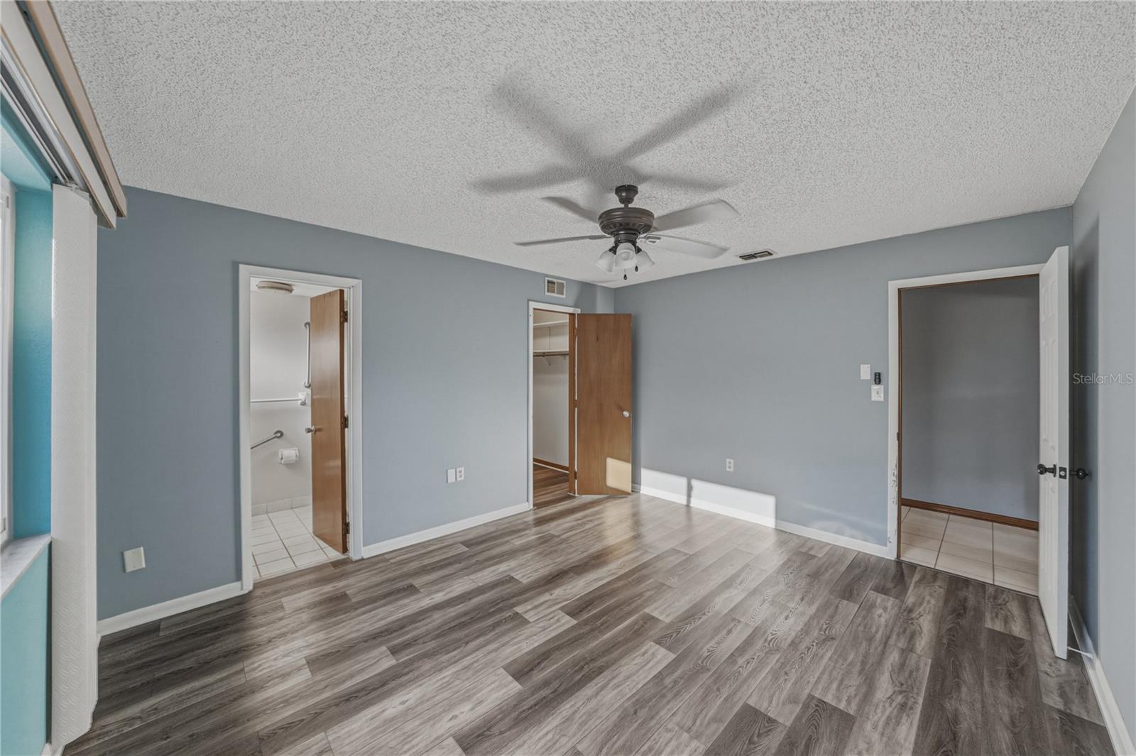 Image 14 of 33 For 466 Lake Carolyn Circle