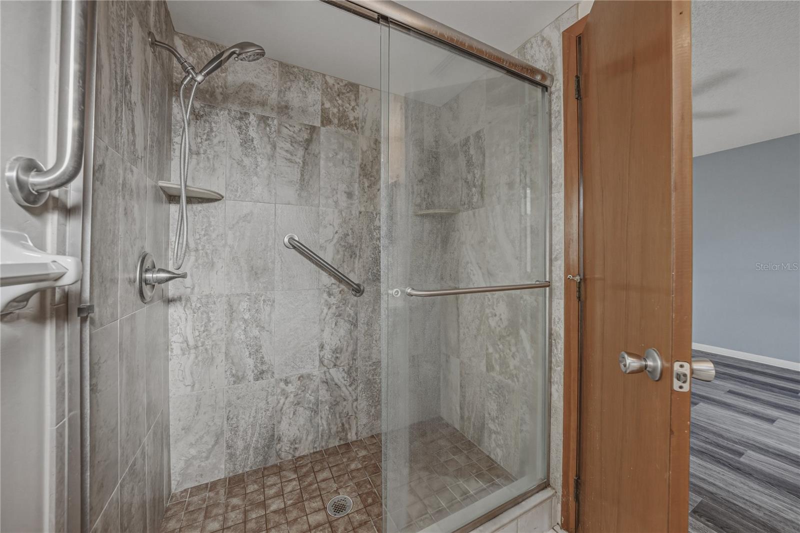 Image 17 of 33 For 466 Lake Carolyn Circle