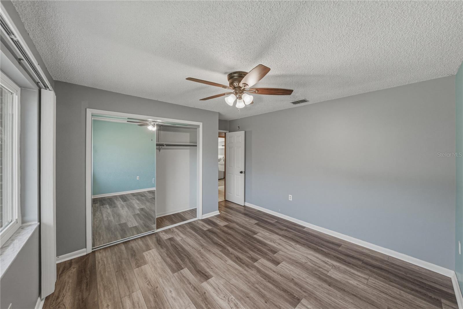 Image 19 of 33 For 466 Lake Carolyn Circle