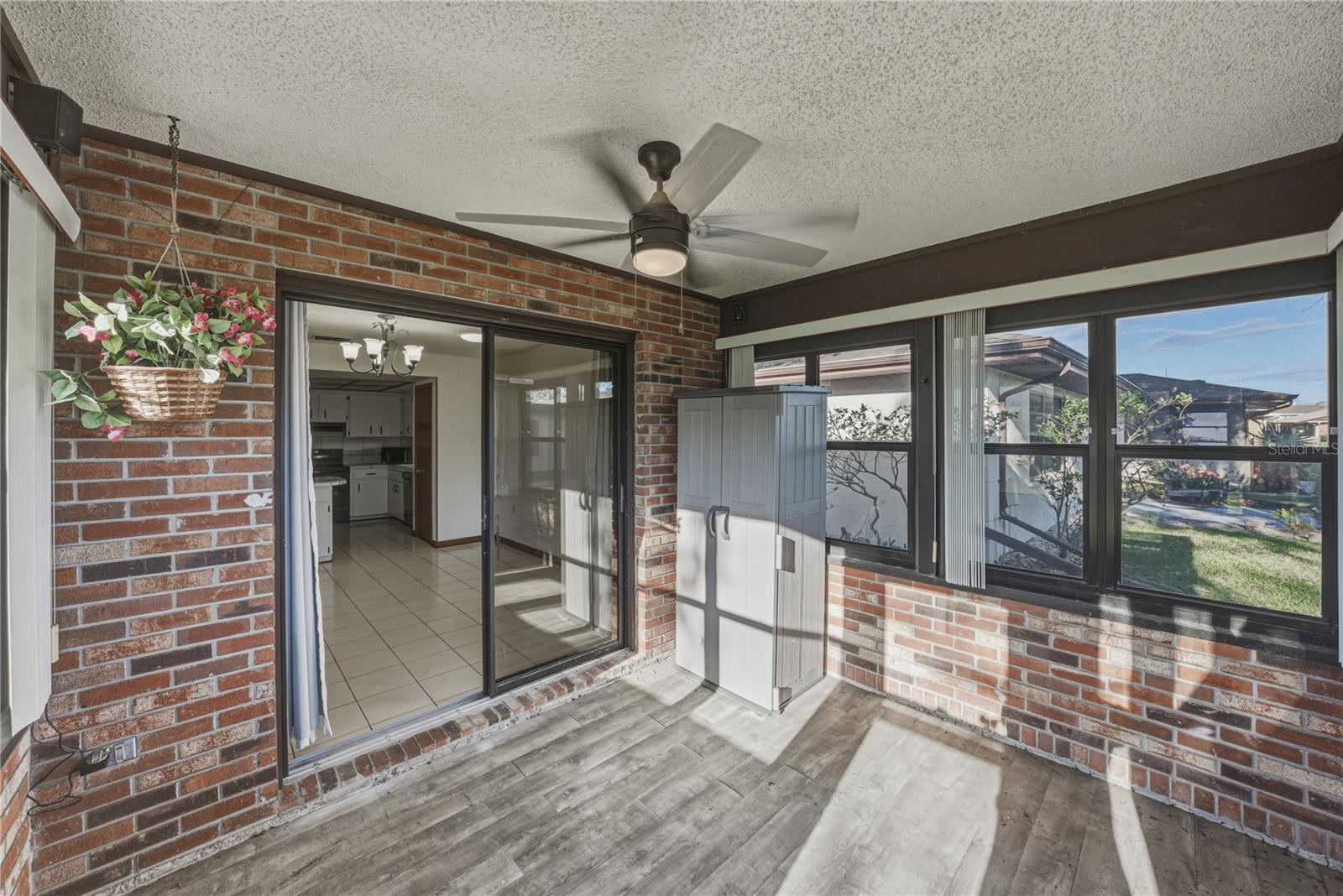 Image 23 of 33 For 466 Lake Carolyn Circle