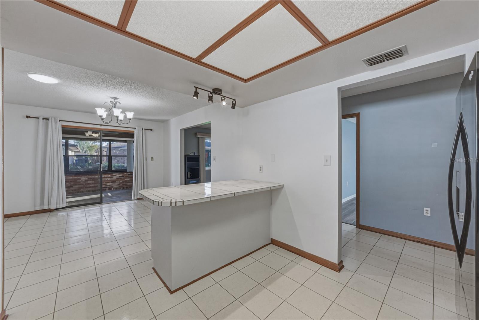 Image 7 of 33 For 466 Lake Carolyn Circle