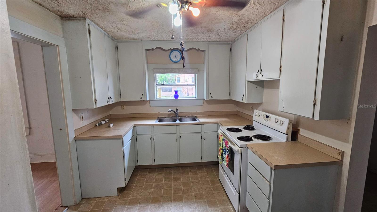 Image 12 of 24 For 305 Avenue B Ne