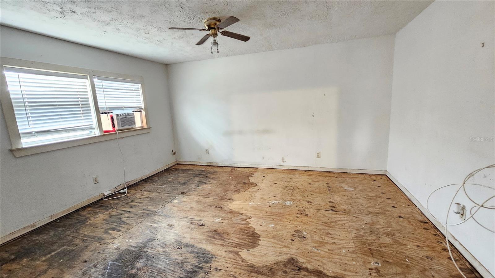 Image 14 of 24 For 305 Avenue B Ne