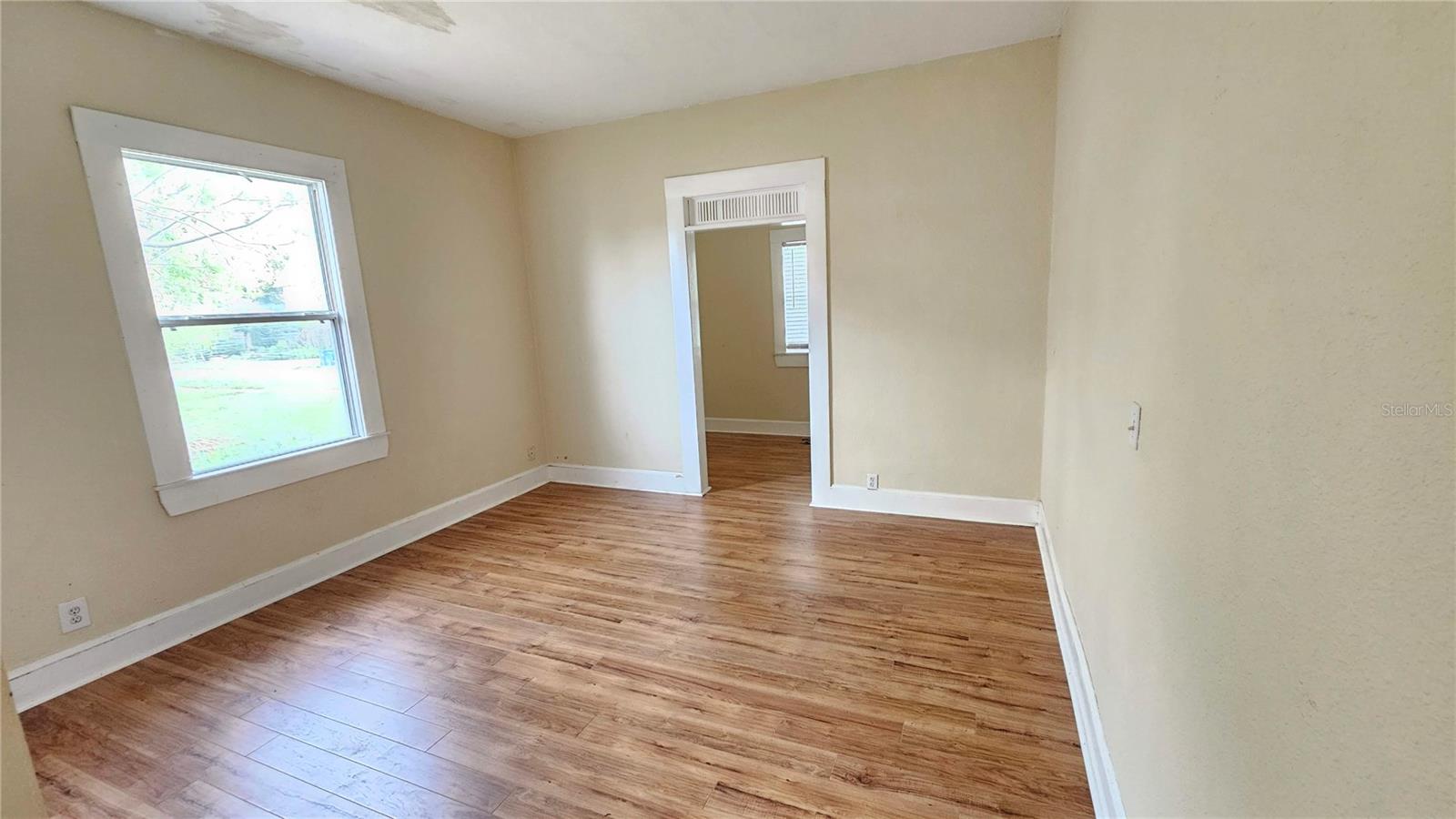 Image 17 of 24 For 305 Avenue B Ne