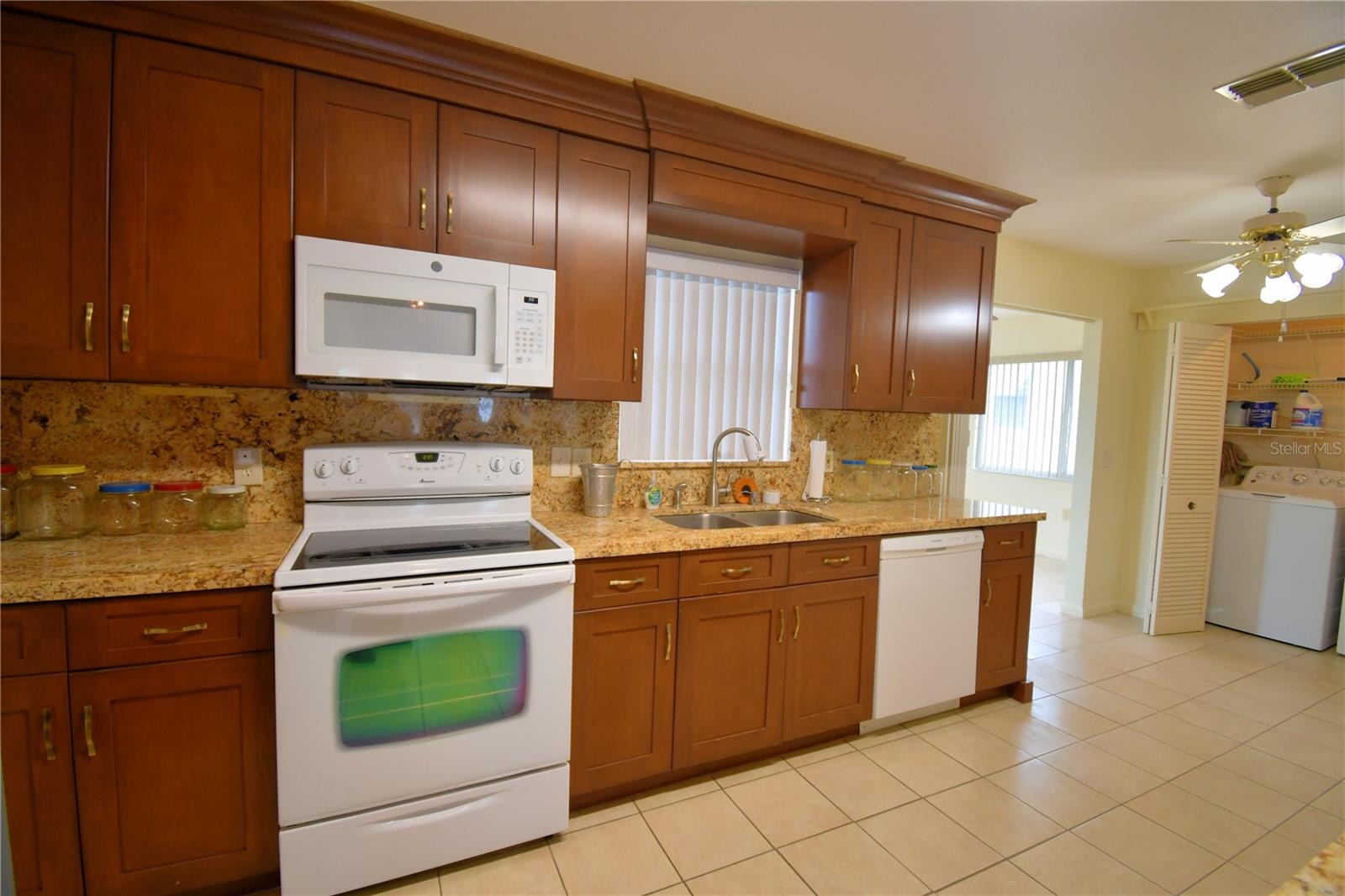 Image 14 of 58 For 1690 Colonnades Circle N