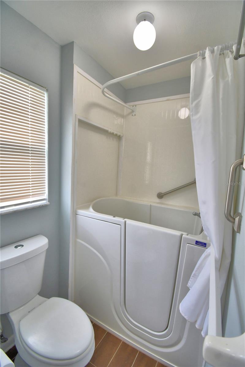 Image 32 of 58 For 1690 Colonnades Circle N