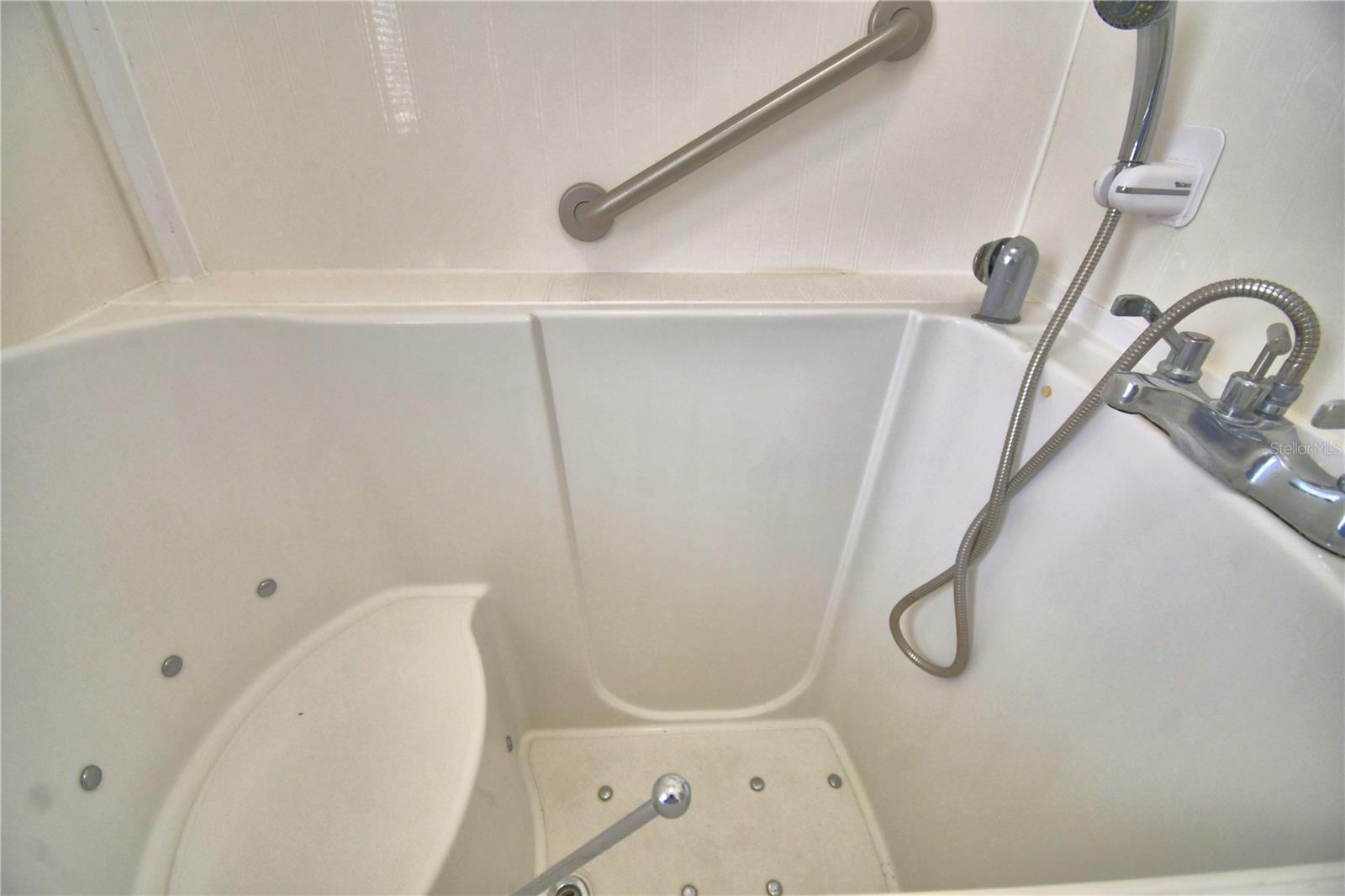 Image 34 of 58 For 1690 Colonnades Circle N