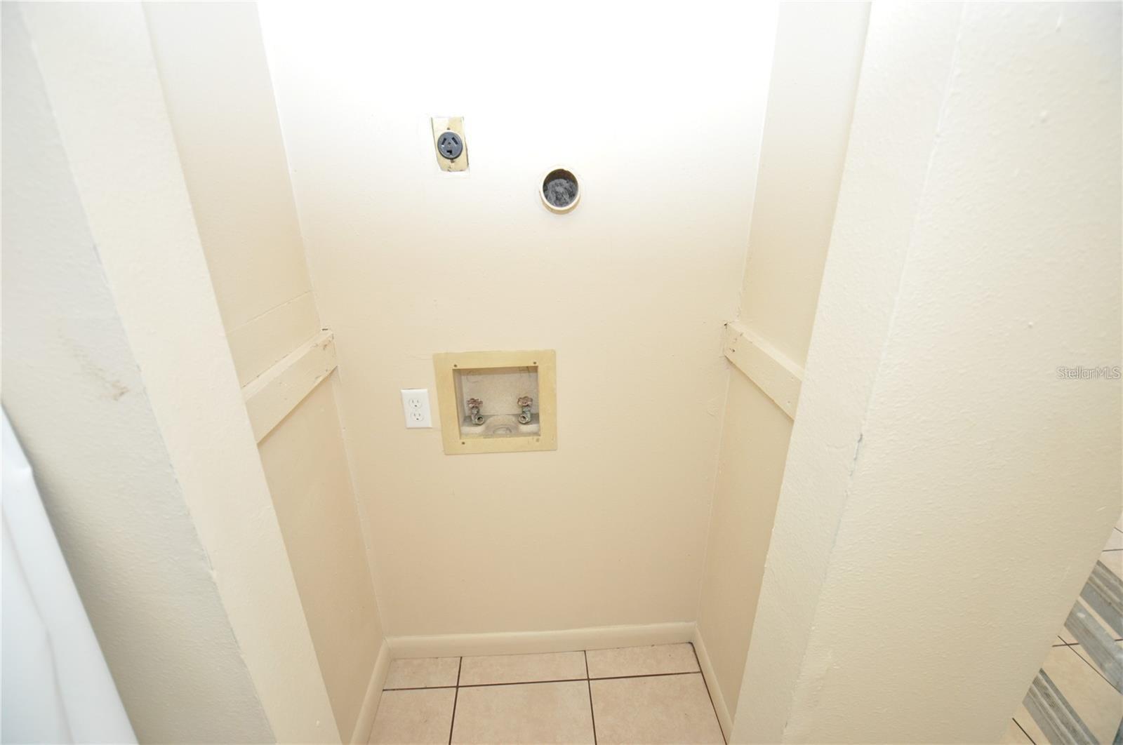 Image 10 of 11 For 131 Denton Avenue