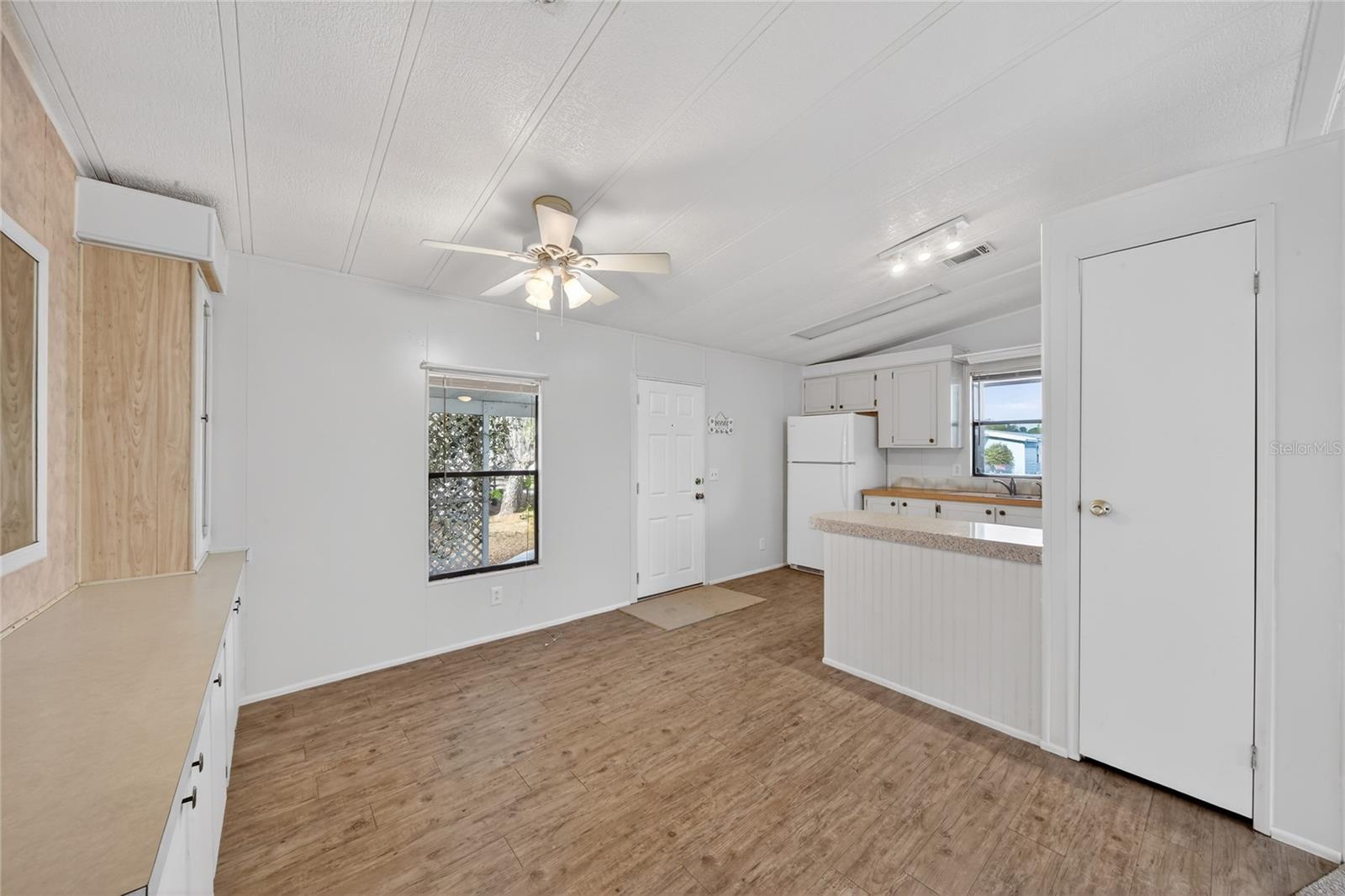 Image 15 of 44 For 409 Village Circle Sw