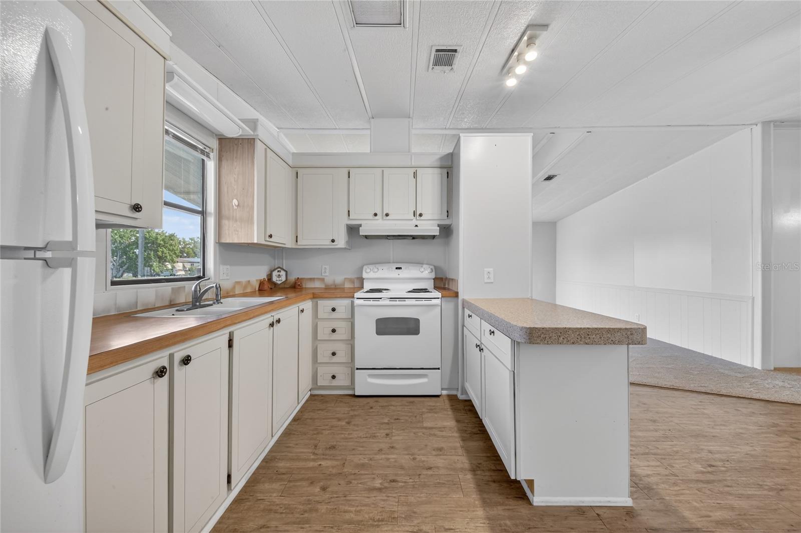 Image 21 of 44 For 409 Village Circle Sw