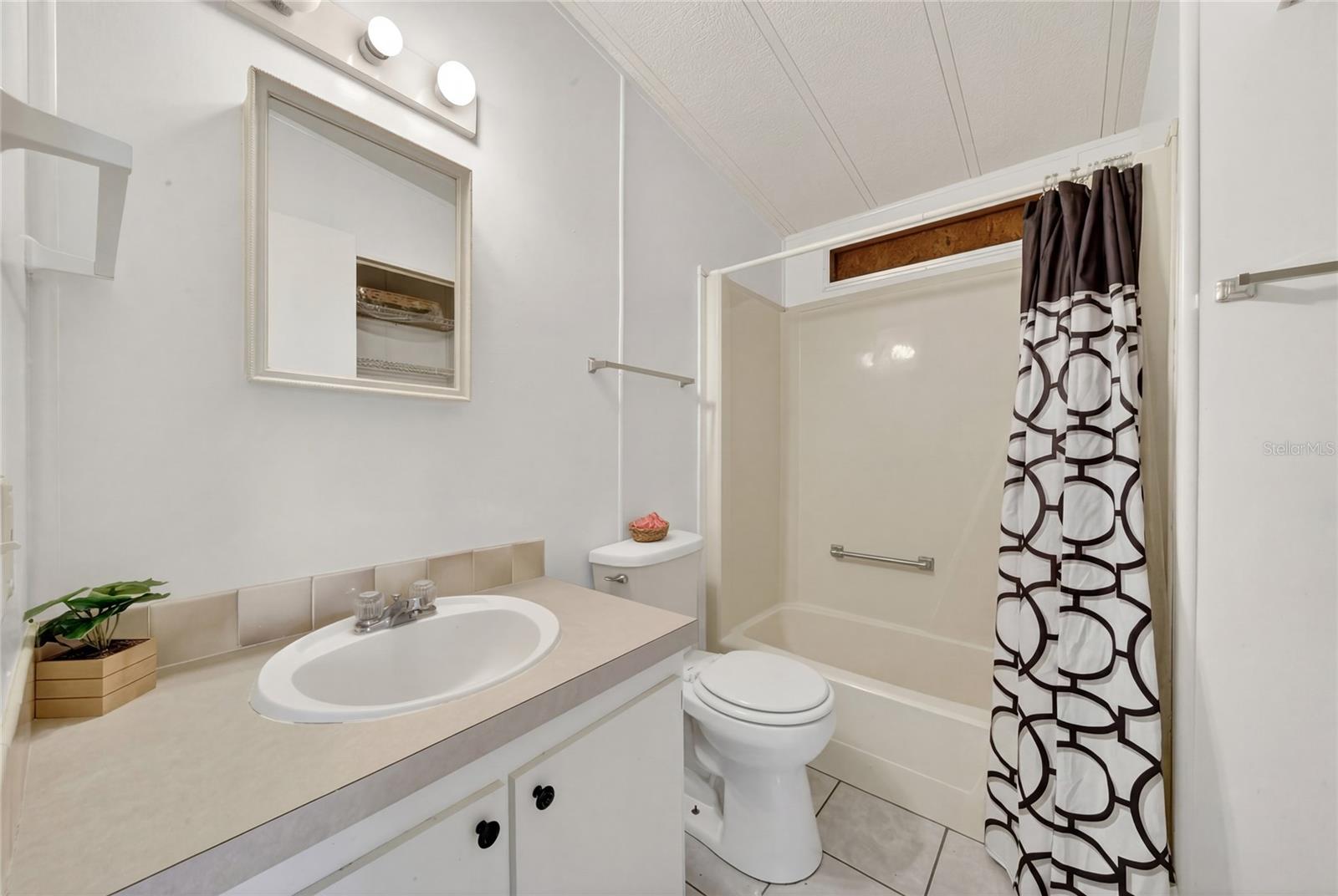 Image 28 of 44 For 409 Village Circle Sw