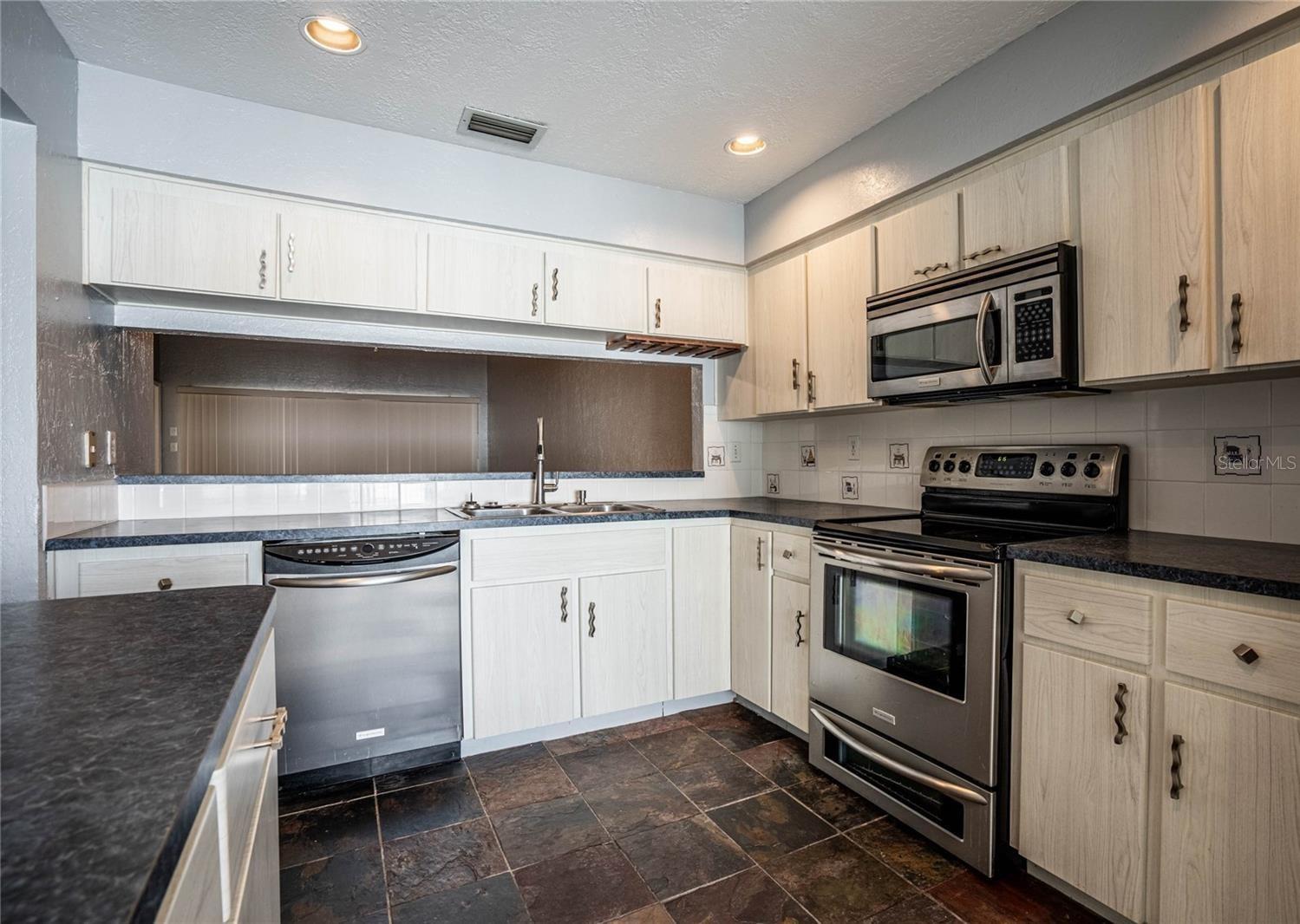 Image 4 of 17 For 8 Huntley Court 8