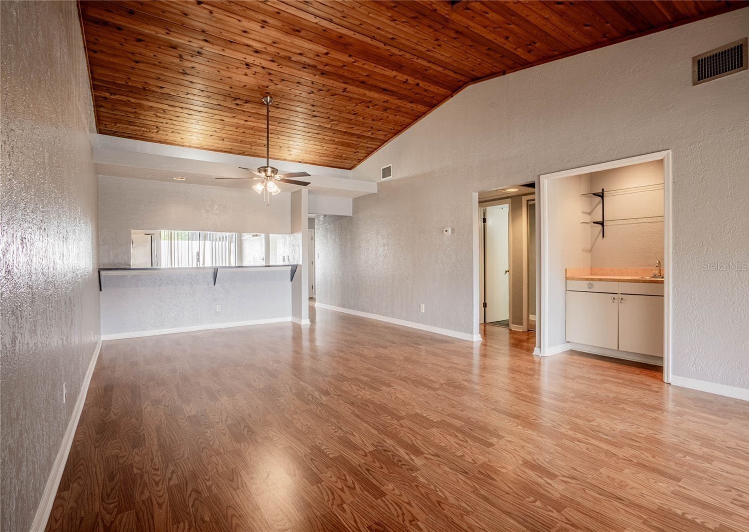 Image 5 of 17 For 8 Huntley Court 8