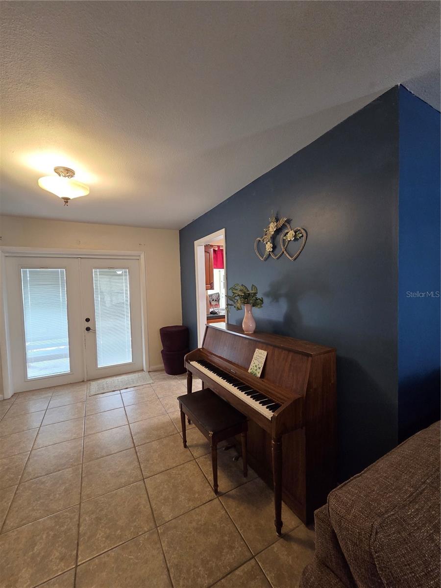 Listing photo id 13 for 1007 Yarnell Avenue