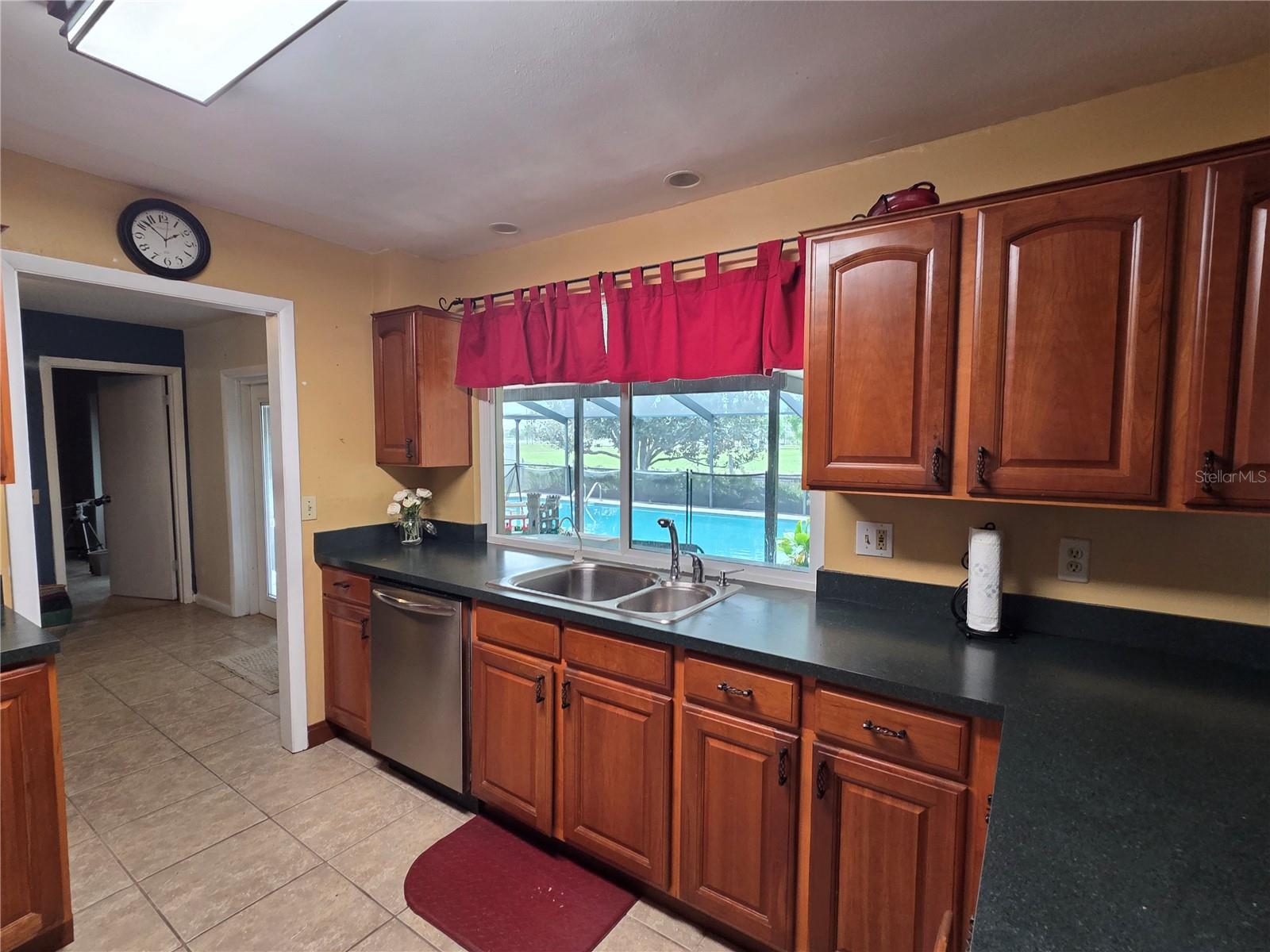 Listing photo id 6 for 1007 Yarnell Avenue