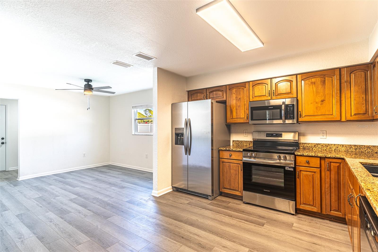 Image 11 of 33 For 4006 Hollyhead Circle S