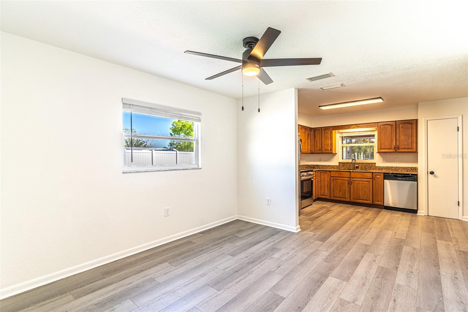 Image 12 of 33 For 4006 Hollyhead Circle S