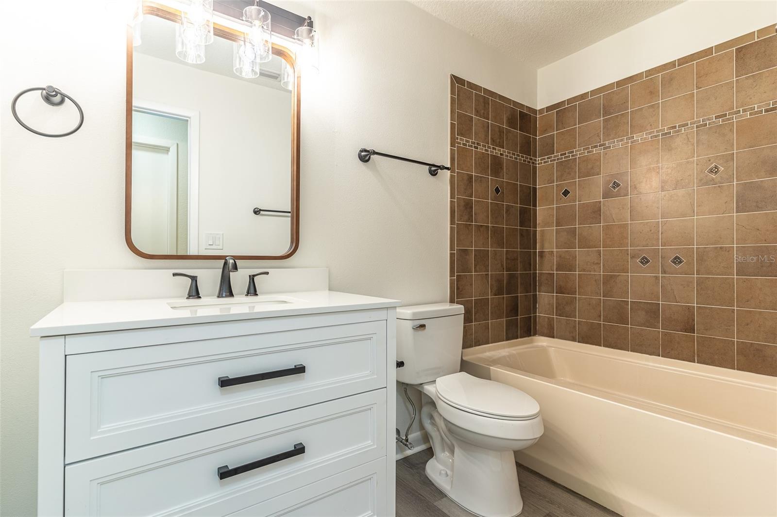 Image 15 of 33 For 4006 Hollyhead Circle S