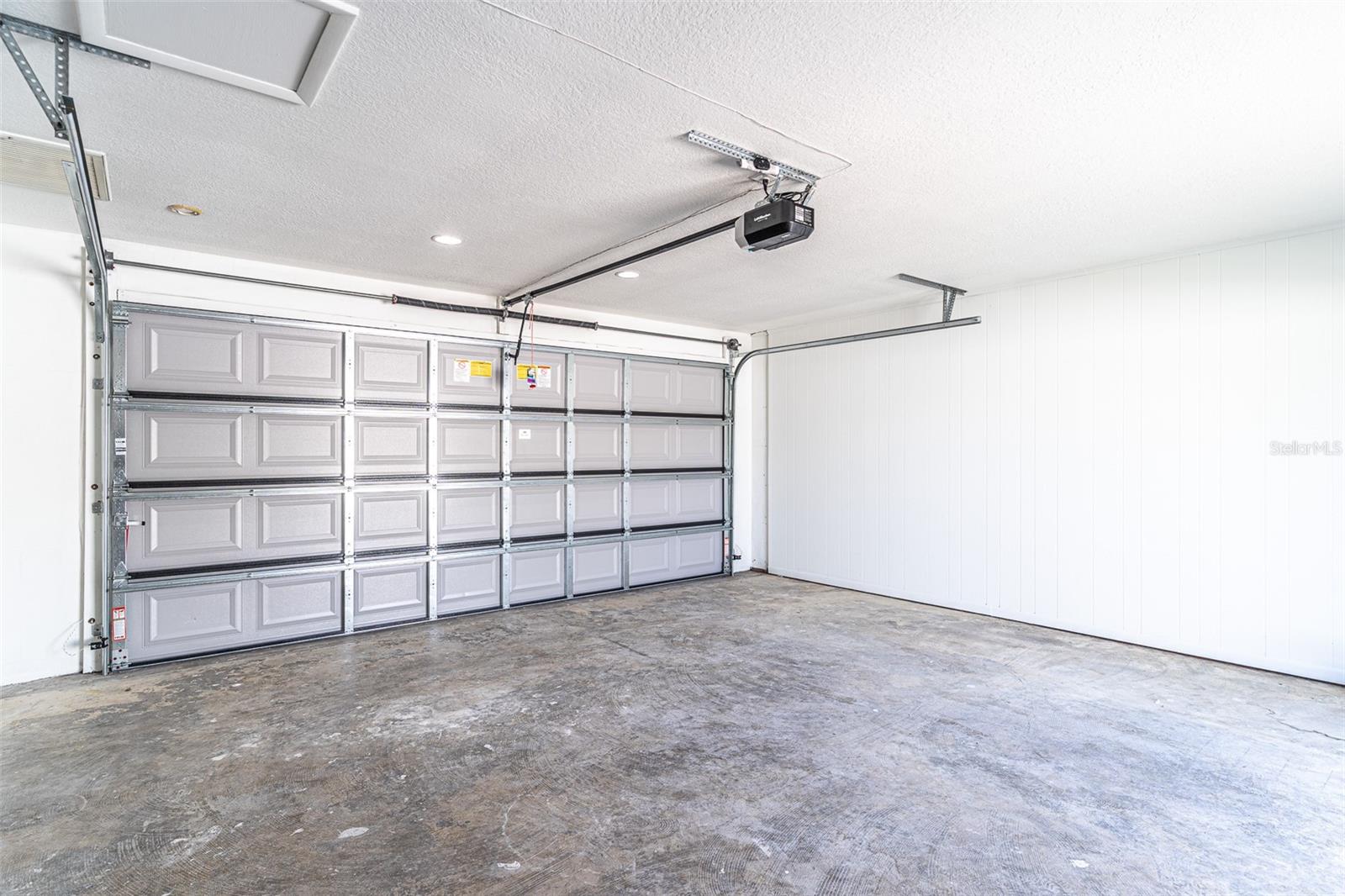 Image 17 of 33 For 4006 Hollyhead Circle S