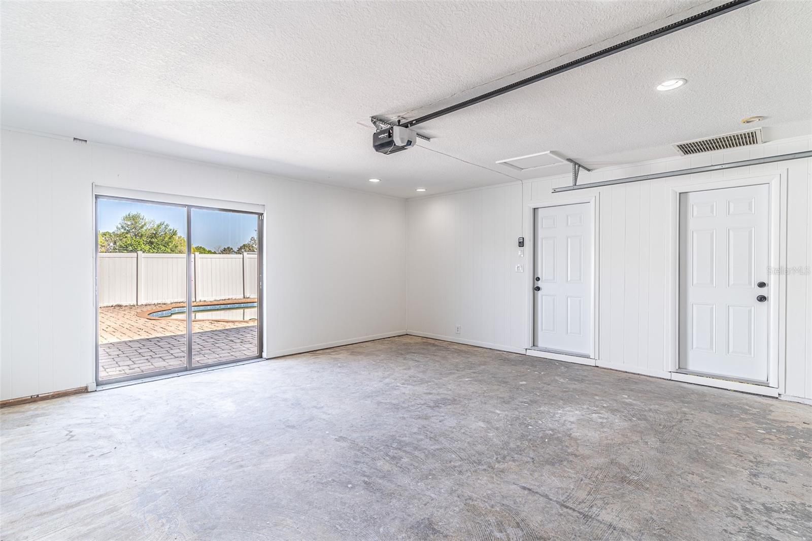 Image 18 of 33 For 4006 Hollyhead Circle S