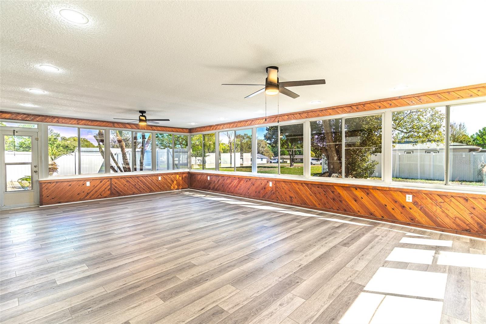 Image 20 of 33 For 4006 Hollyhead Circle S