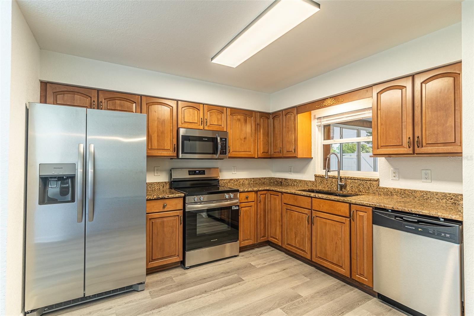 Image 6 of 33 For 4006 Hollyhead Circle S