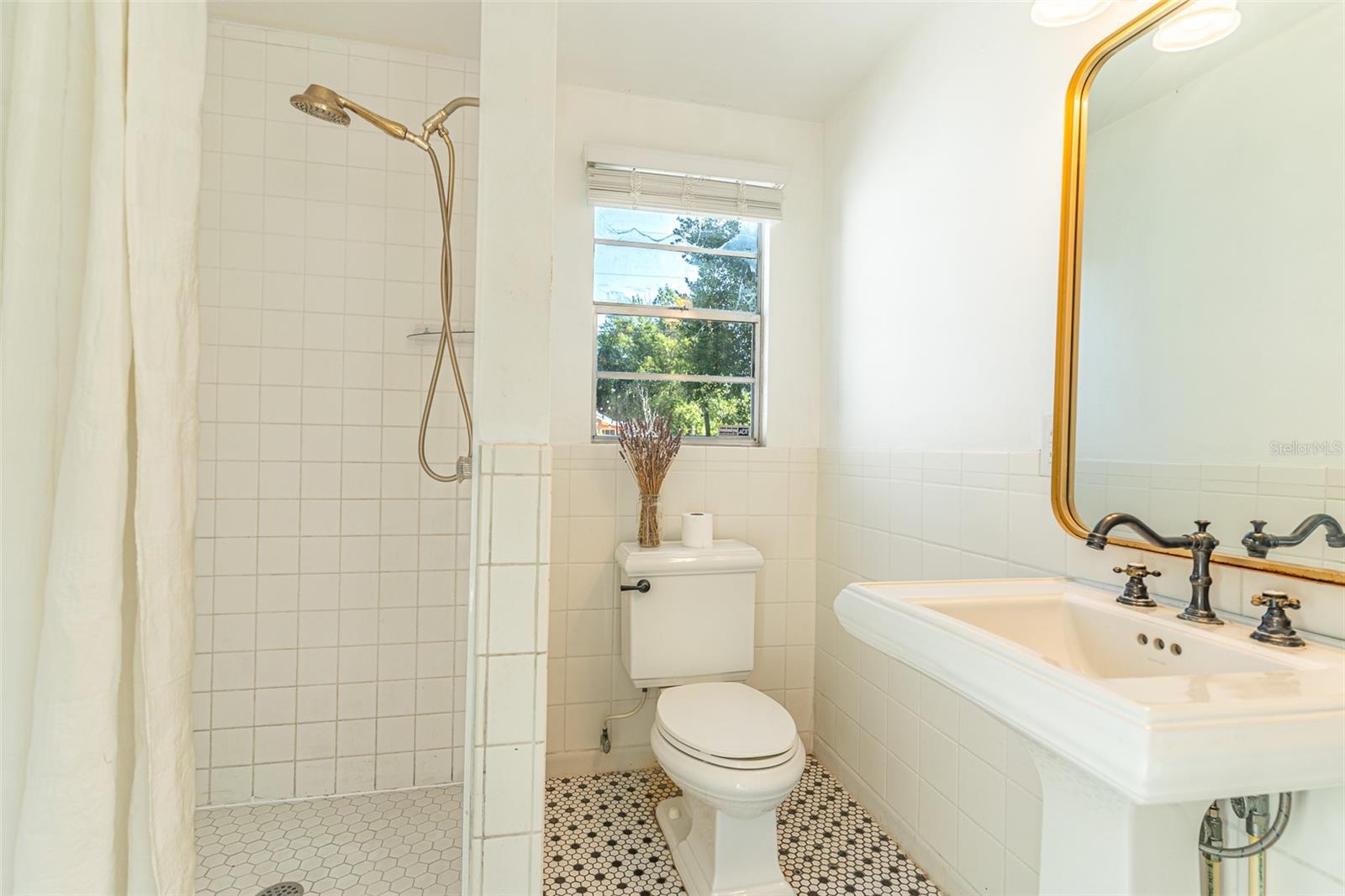 Image 13 of 42 For 325 Johnson Avenue