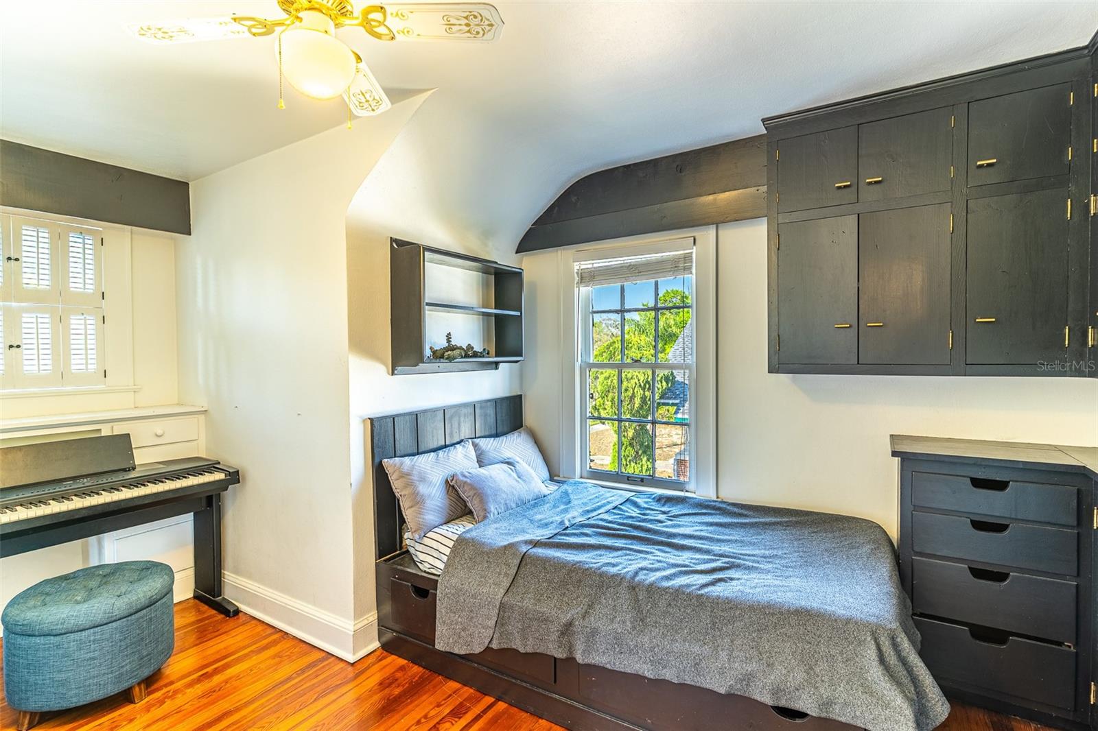 Image 22 of 42 For 325 Johnson Avenue