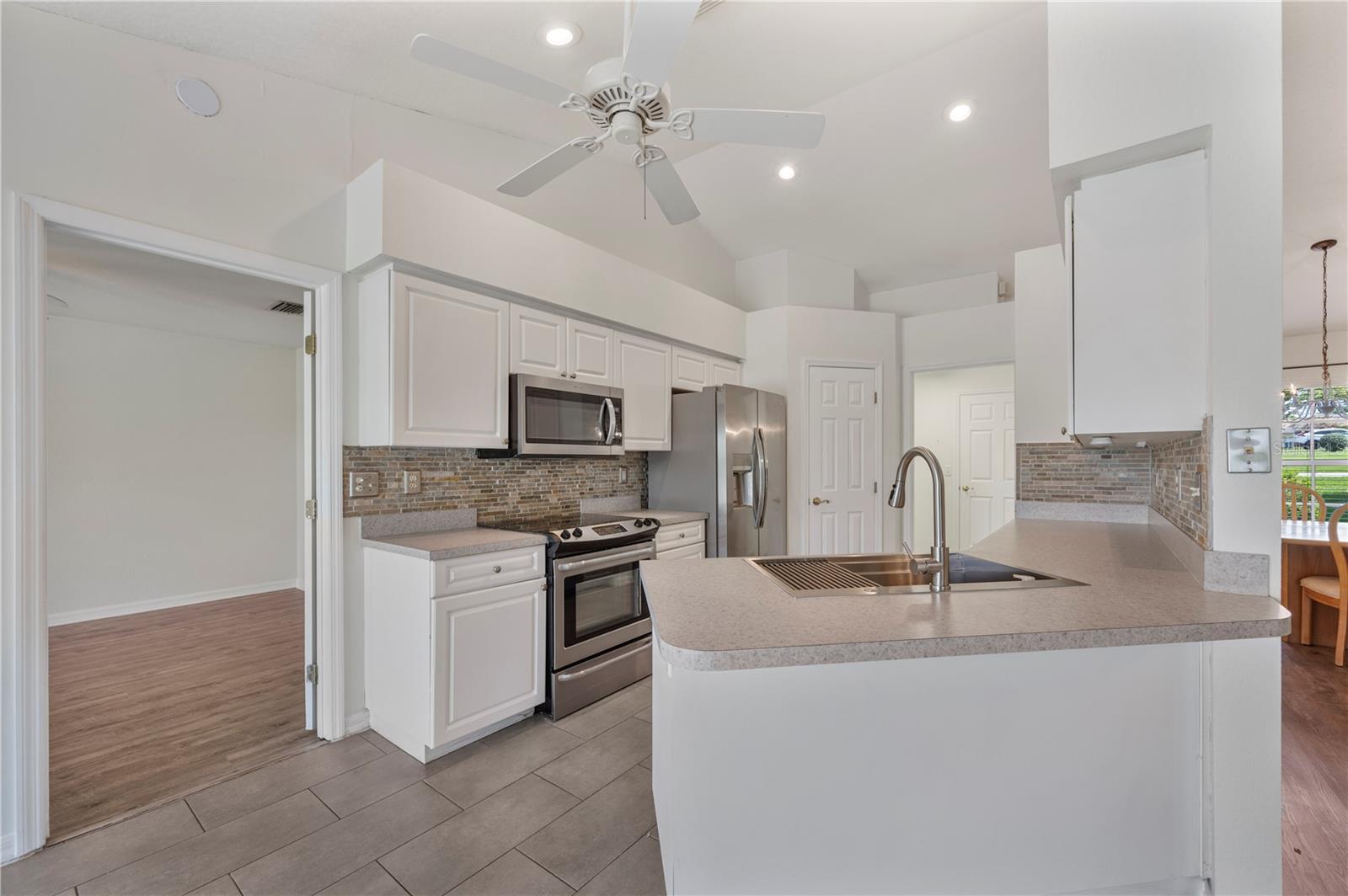 Image 13 of 50 For 5711 Manchester Drive E