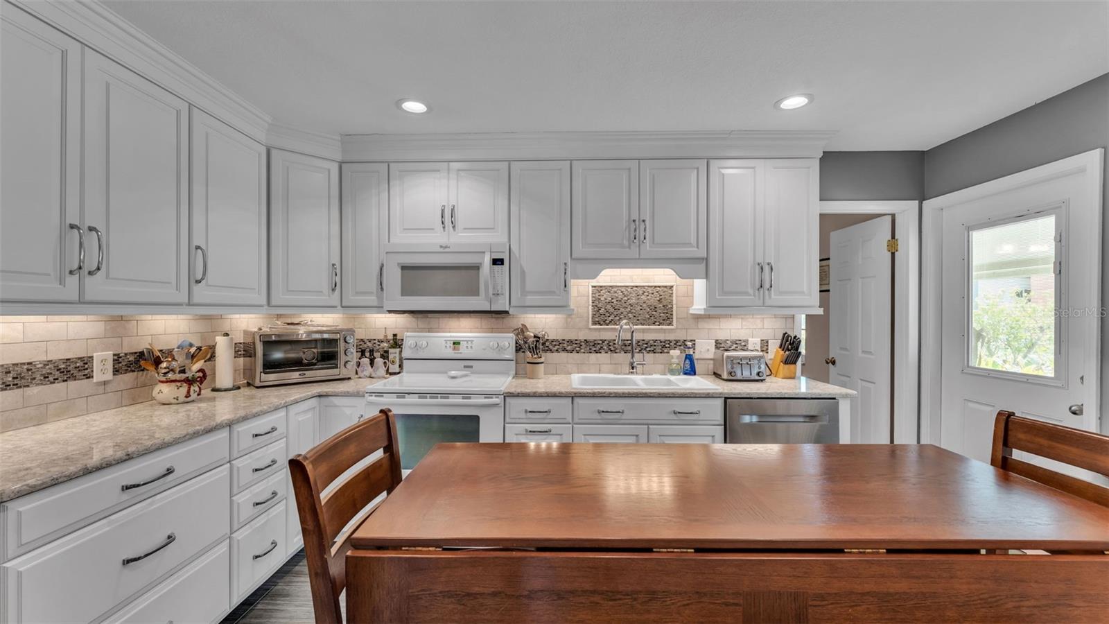 Image 11 of 63 For 901 Woodward Street