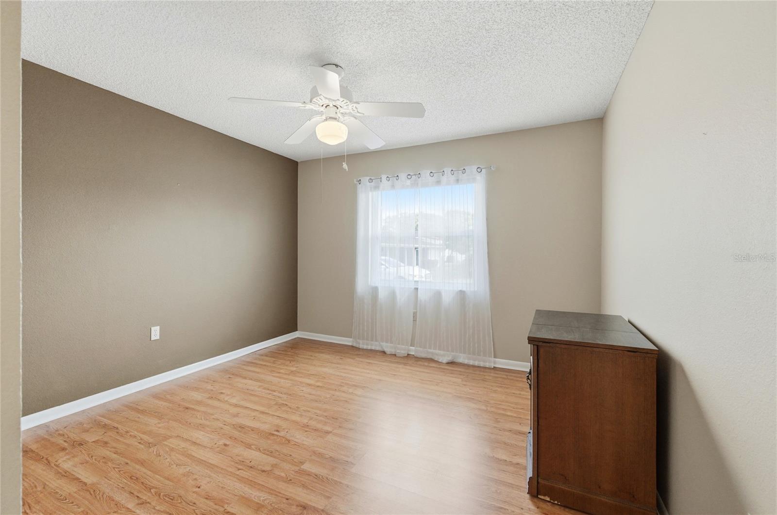 Image 21 of 43 For 4825 Goldenview Lane