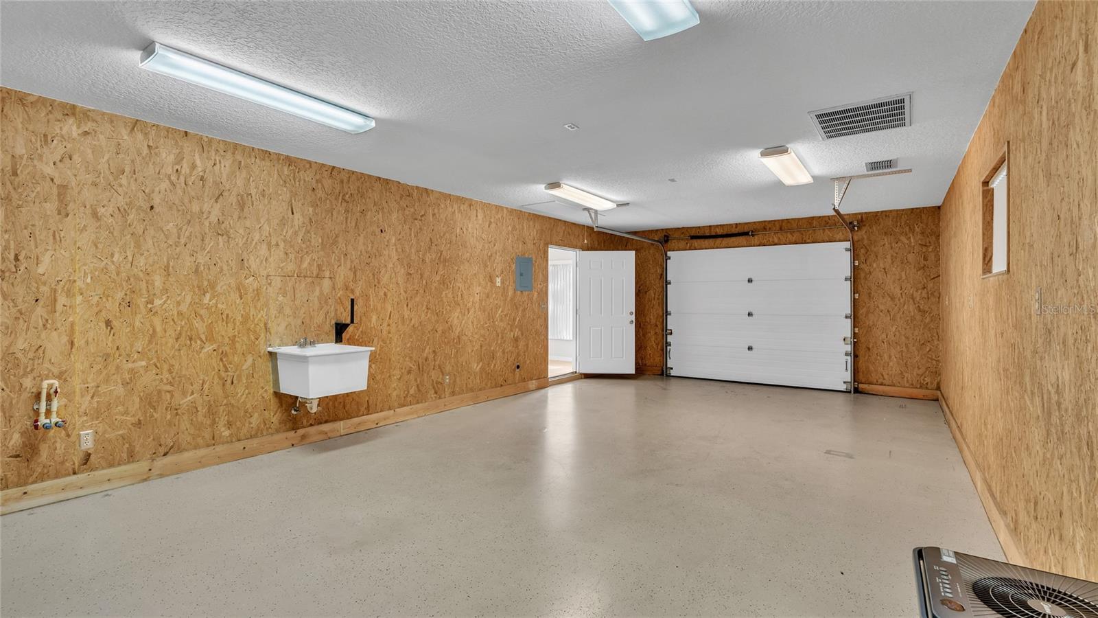 Listing photo id 32 for 6110 Downing Street