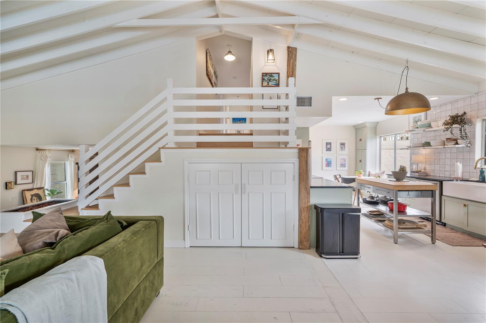 Listing photo id 14 for 905 Fairlington Drive