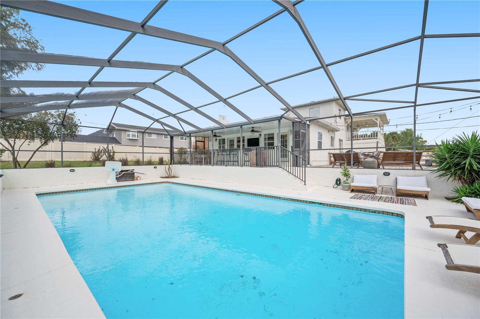 Listing photo id 0 for 905 Fairlington Drive