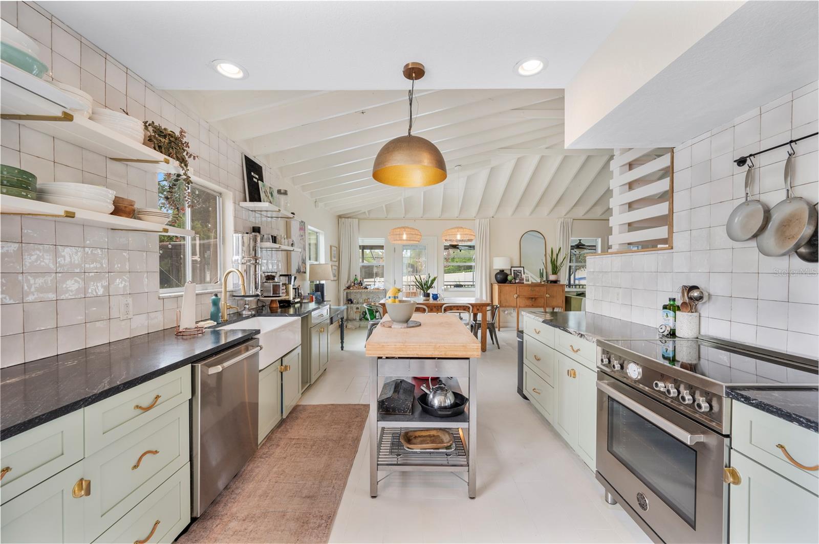 Listing photo id 19 for 905 Fairlington Drive