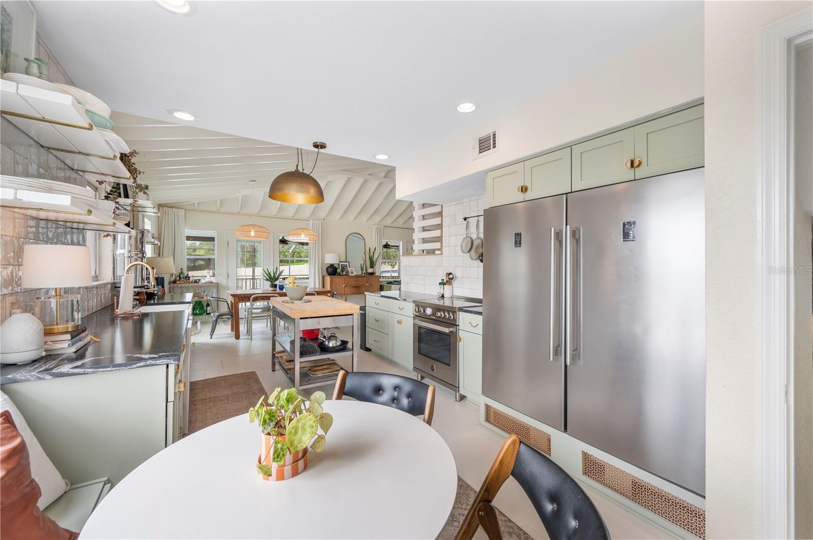 Listing photo id 20 for 905 Fairlington Drive