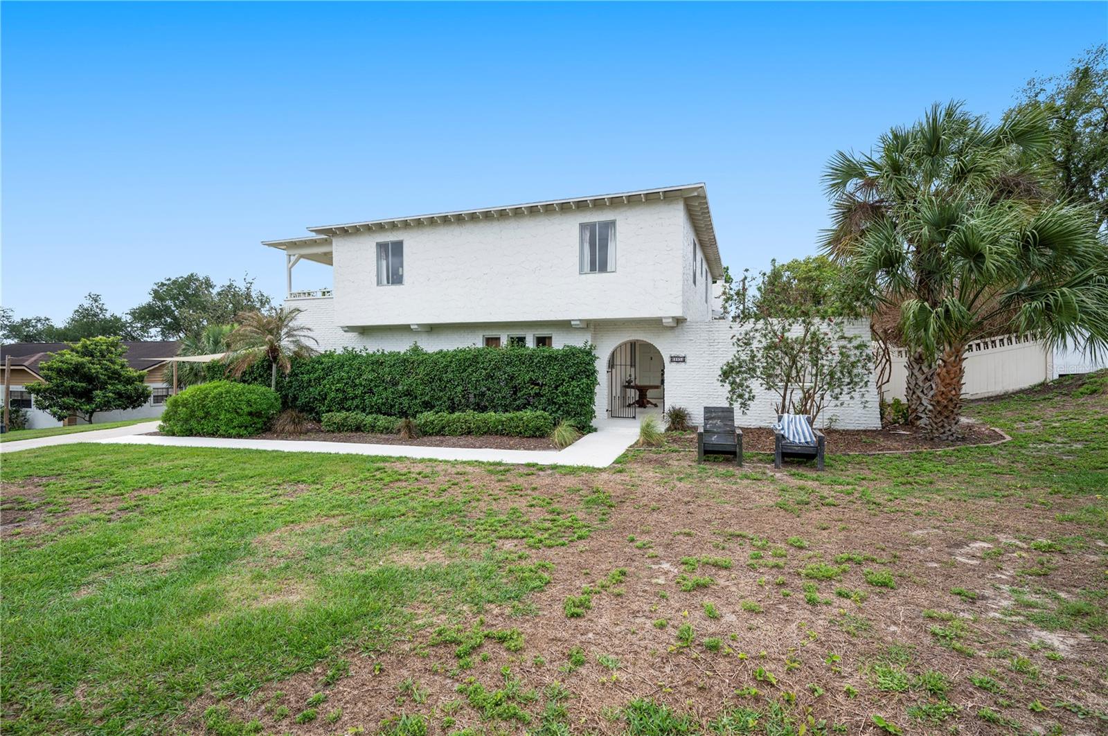 Listing photo id 2 for 905 Fairlington Drive