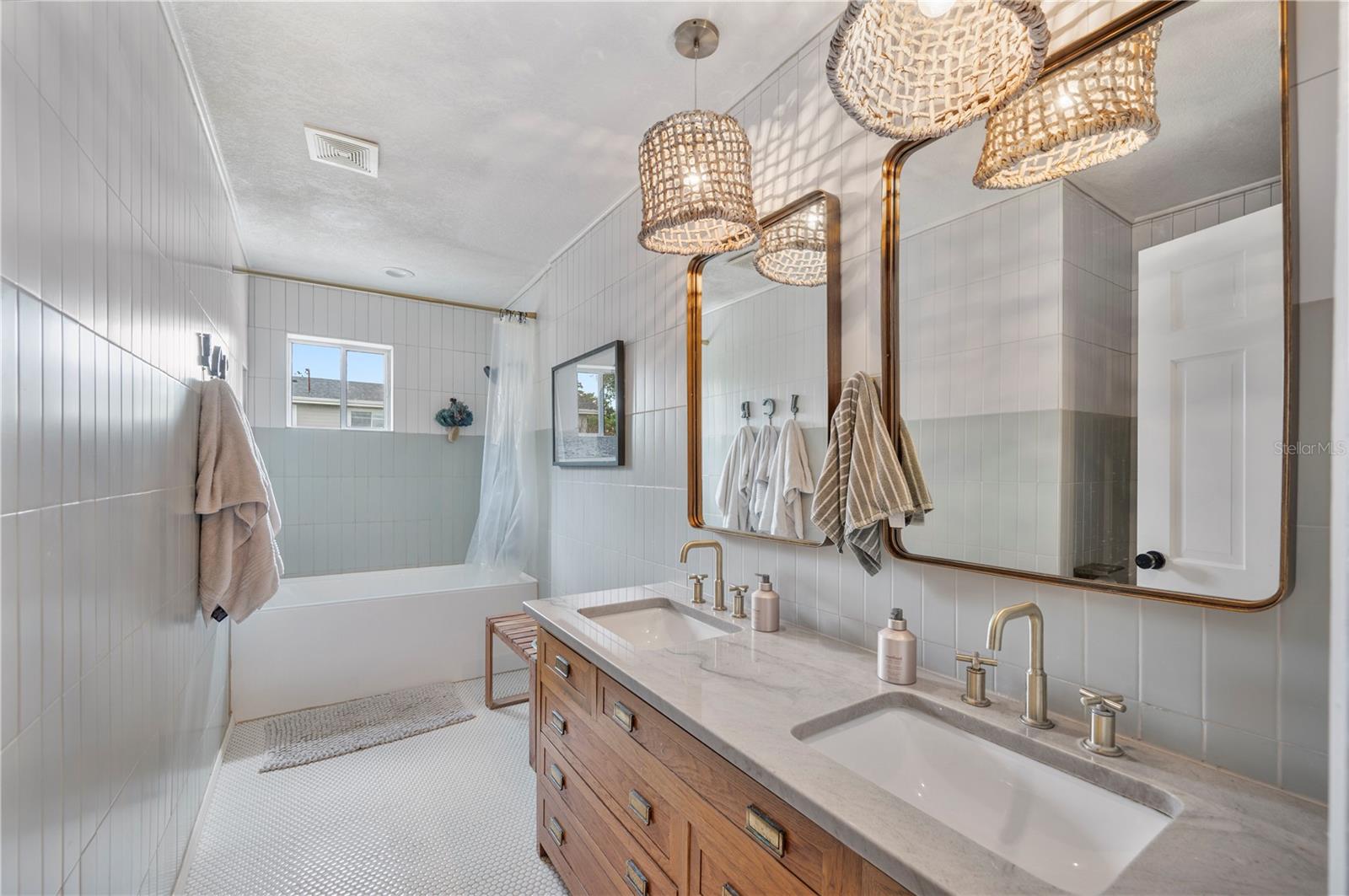 Listing photo id 42 for 905 Fairlington Drive