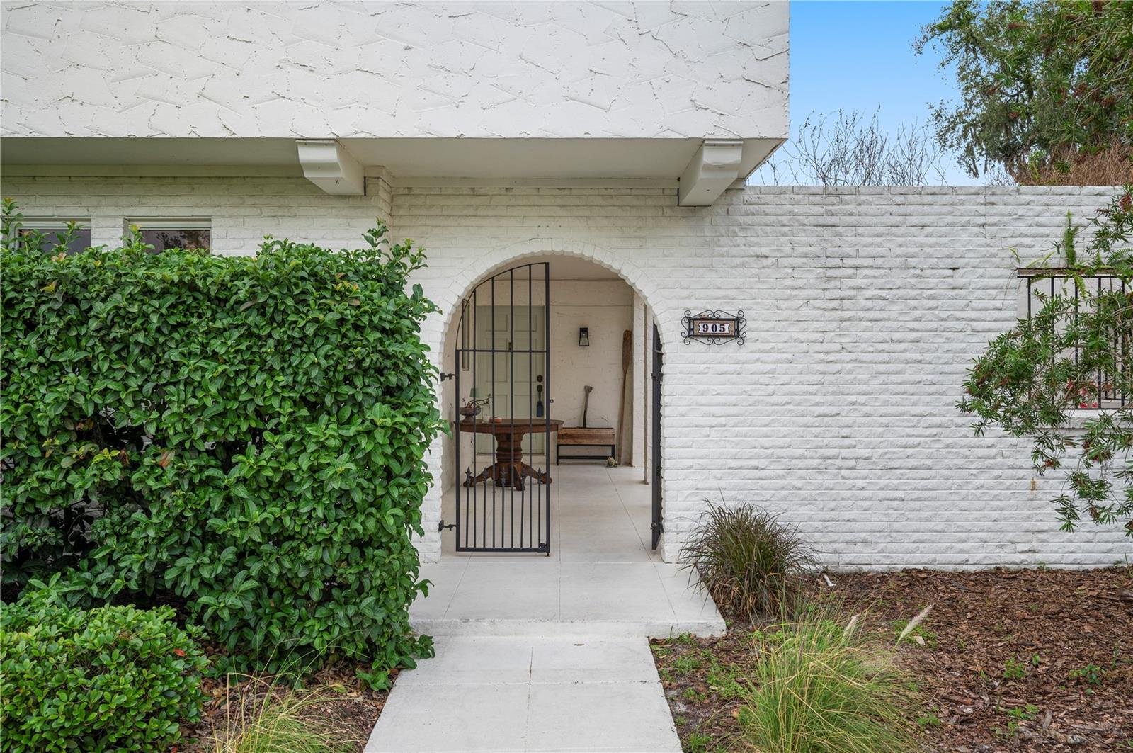 Listing photo id 3 for 905 Fairlington Drive