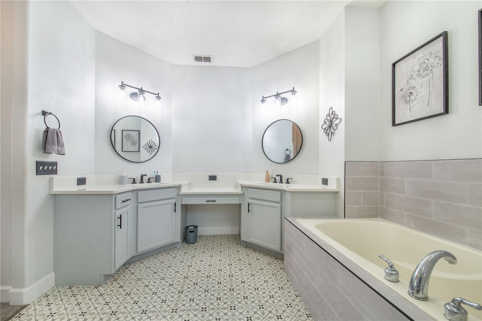 Image 20 of 33 For 6306 Silver Leaf Lane