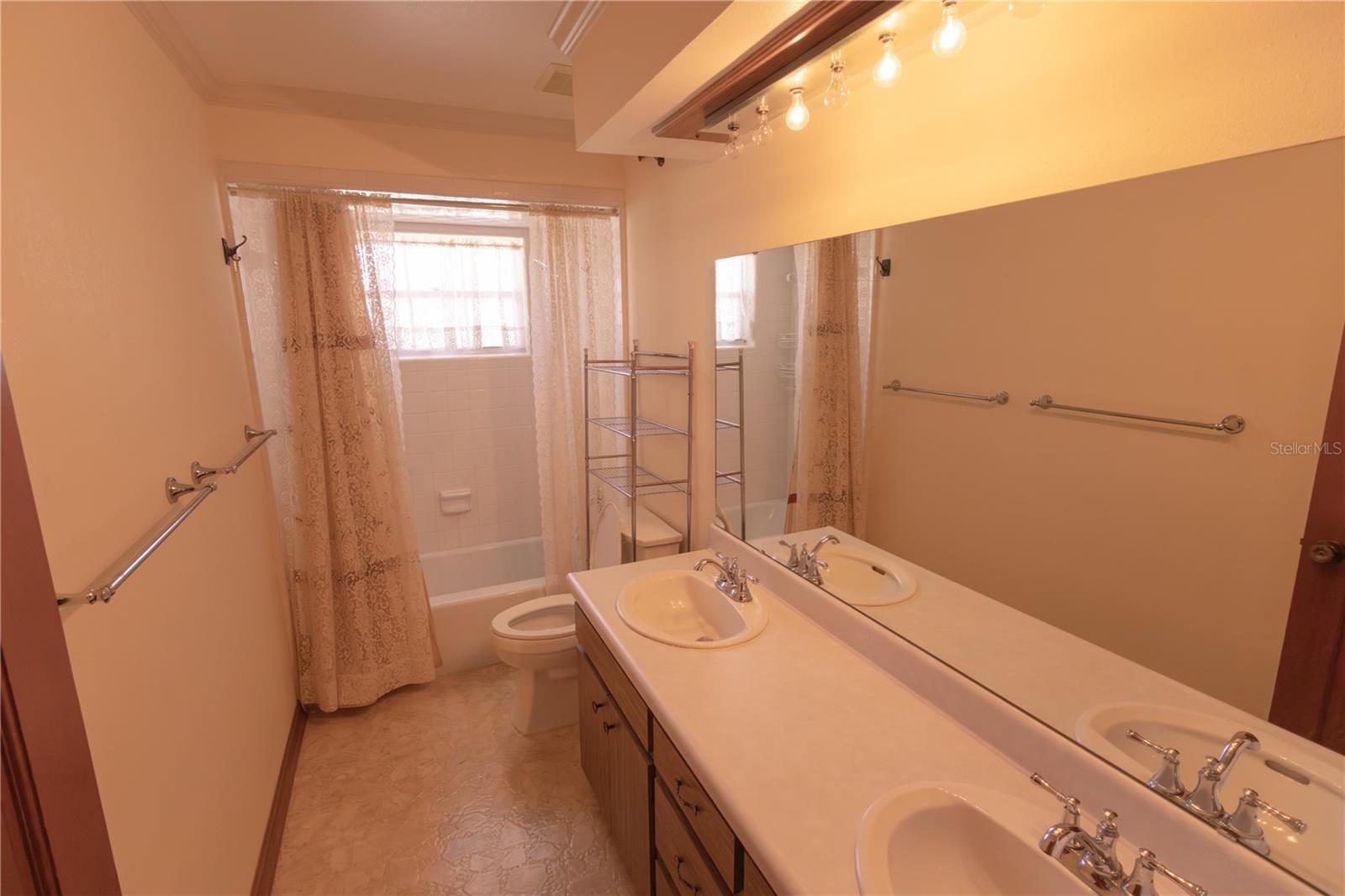 Image 25 of 43 For 3618 Royal Court N