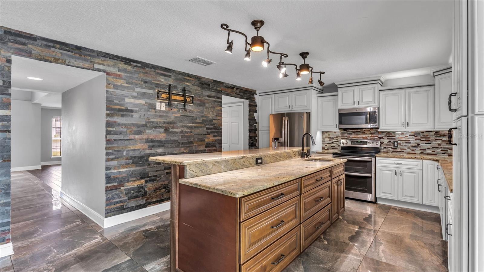 Image 22 of 76 For 5187 Spanish Oaks Dr