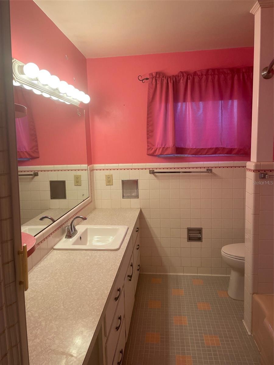 Image 14 of 33 For 260 Harbord Street