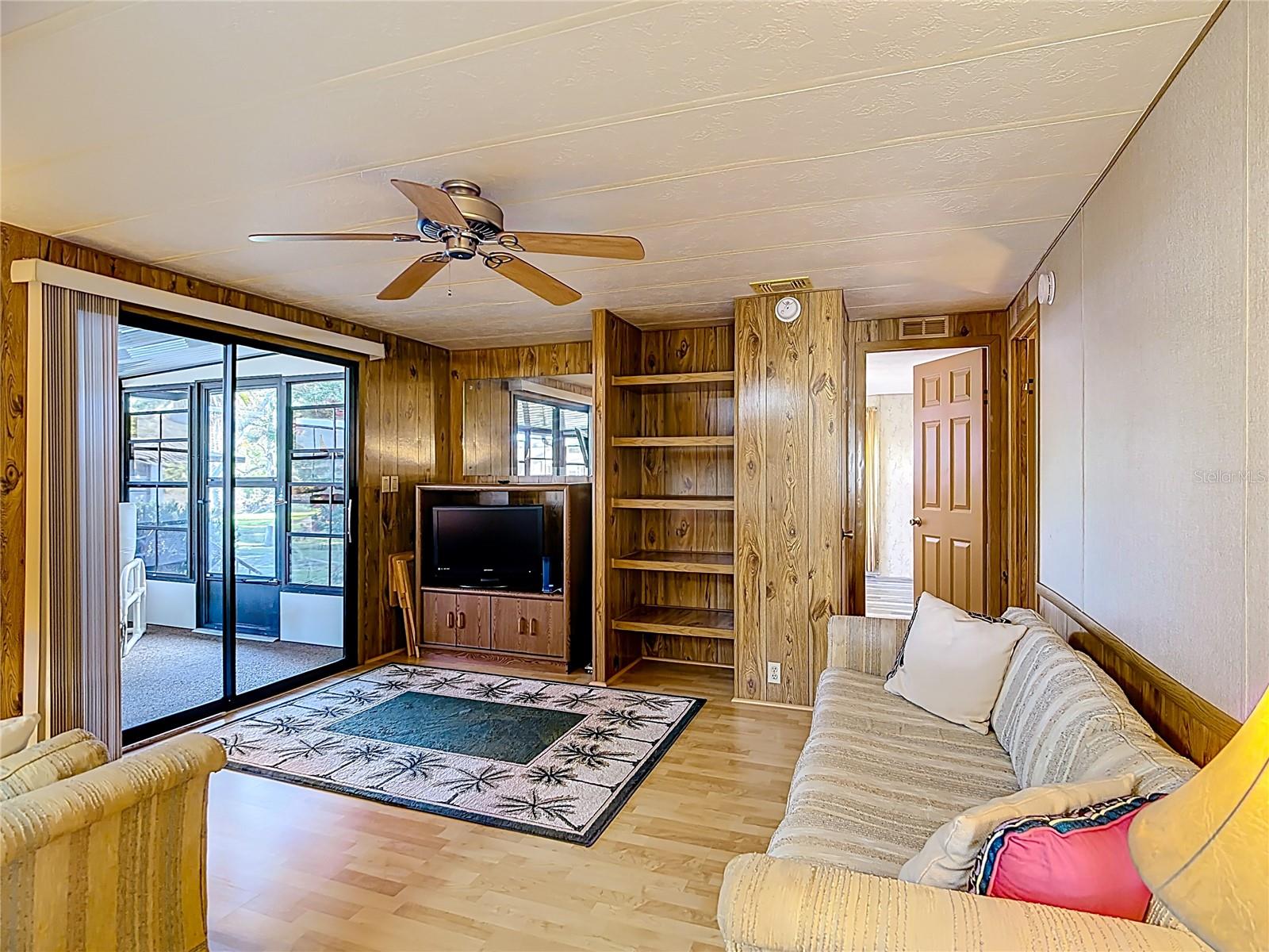 Image 18 of 49 For 6561 Chinaberry Dr Ne