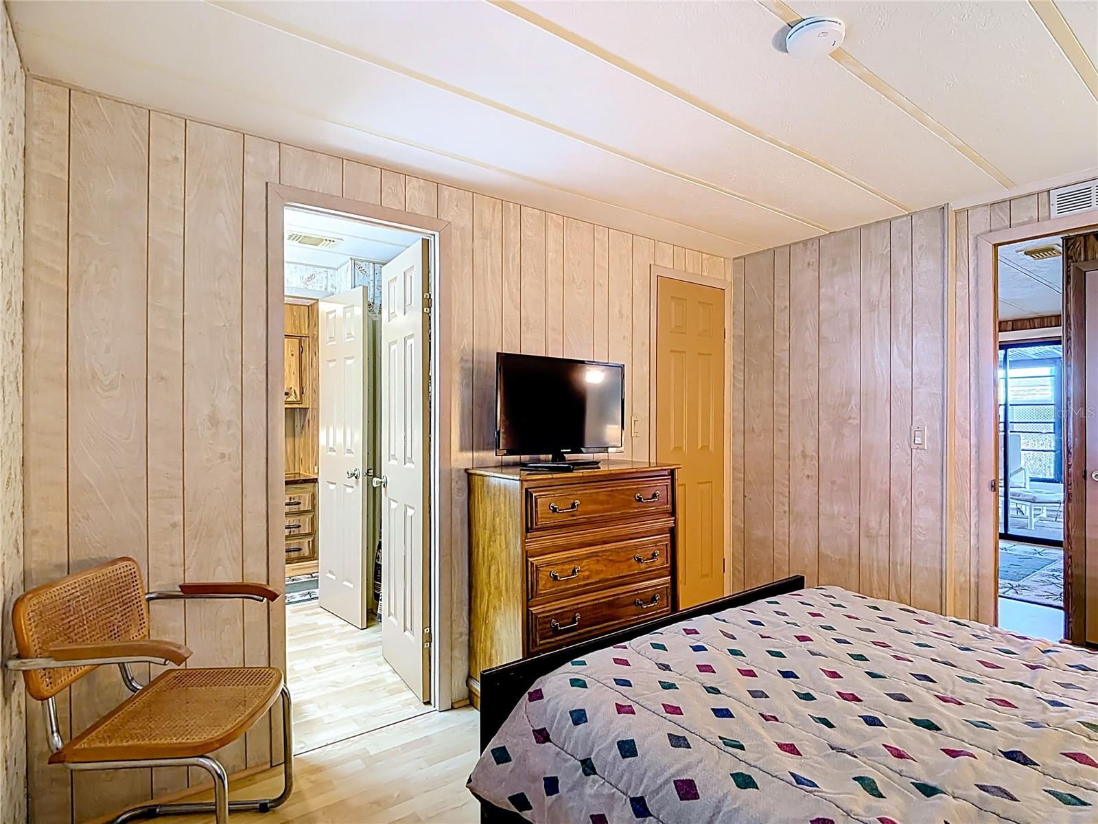 Image 23 of 49 For 6561 Chinaberry Dr Ne