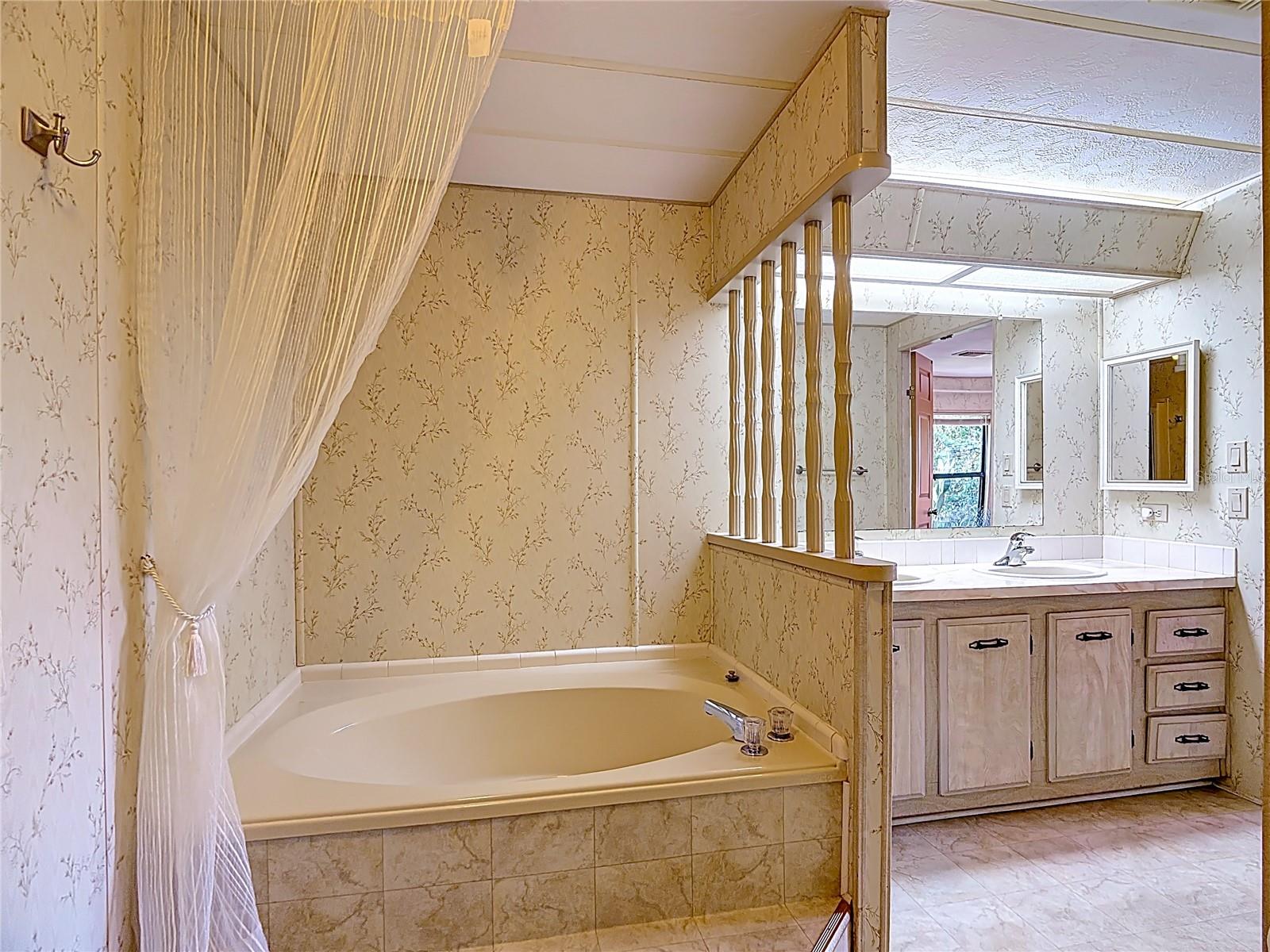 Image 32 of 49 For 6561 Chinaberry Dr Ne