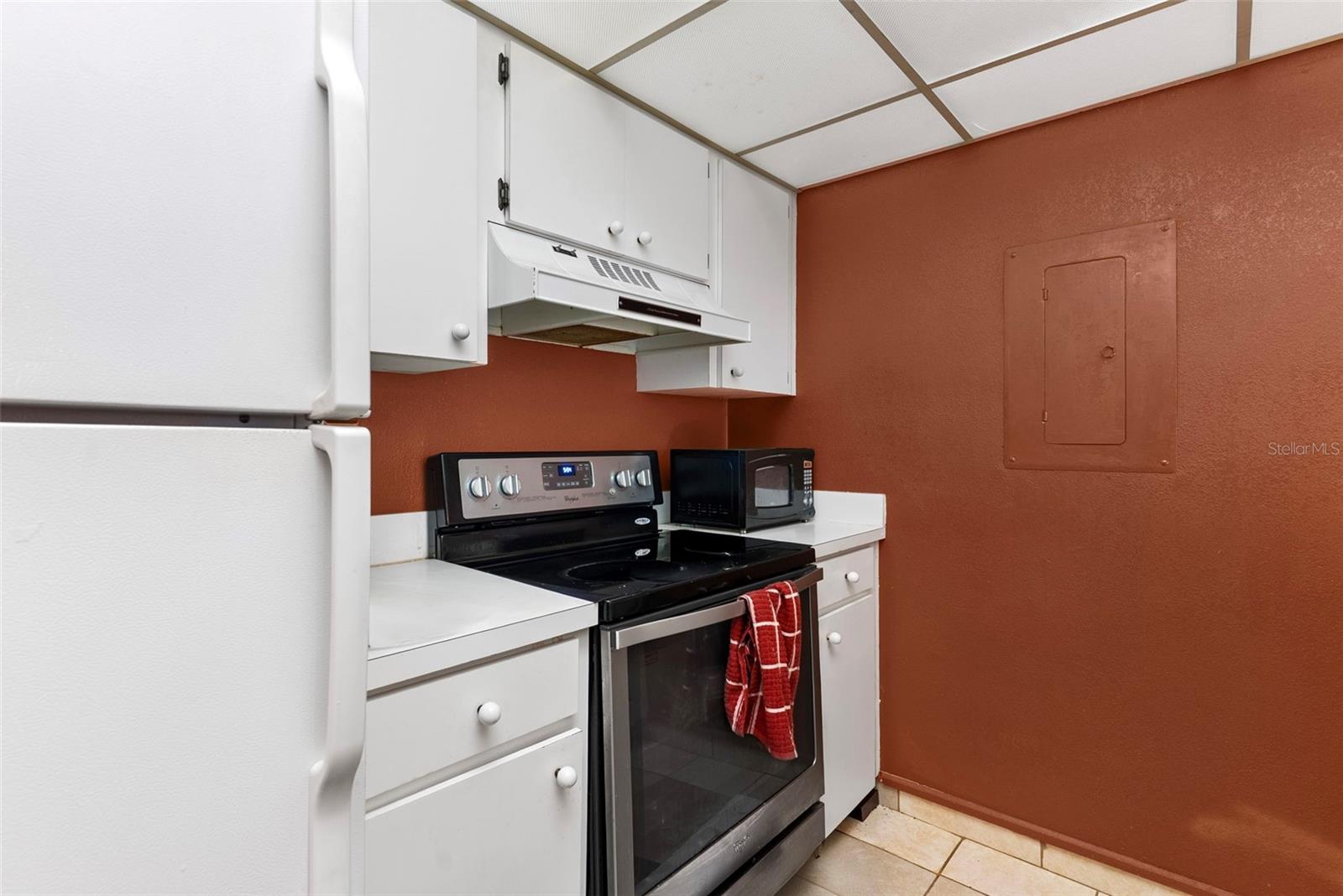 Image 7 of 23 For 567 Maple Leaf Court 567